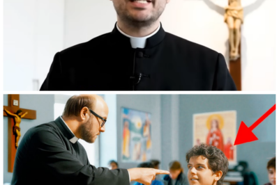 🐈 Profesor de Religión humilló a Carlo Acutis y en segundos estalló el caos absoluto 😱 con alumnos llorando, directivos corriendo por los pasillos, rumores de castigos fulminantes y una reacción tan desconcertante que algunos juran haber visto cómo la autoridad del aula se evaporaba frente a todos, mientras versiones contradictorias hablan de un giro humillante, un silencio sepulcral y una cadena de consecuencias que podría costar carreras enteras y dividir a toda la comunidad escolar durante años. Introducción: La burla cayó como una bomba y el ambiente se volvió irrespirable, con miradas clavándose como cuchillos y un susurro cargado de ironía (“sí, claro, gran idea provocar justo ahora”), mientras el misterio empezaba a crecer como incendio forestal y nadie sabía cómo iba a terminar aquello 👇